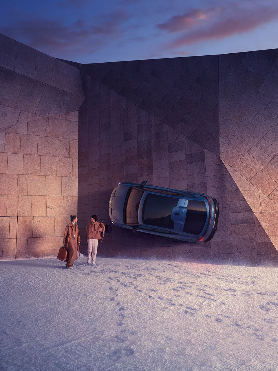 Birbirlerine bakarak yürüyen bir çift. Arka planda duvara monte edilmiş mavi bir CUPRA Tavascan var.